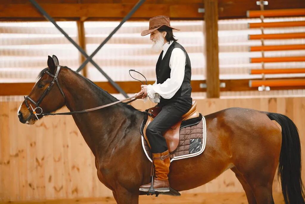 Attention à ne pas laisser votre cheval se creuser et relever la tête lors du reculer