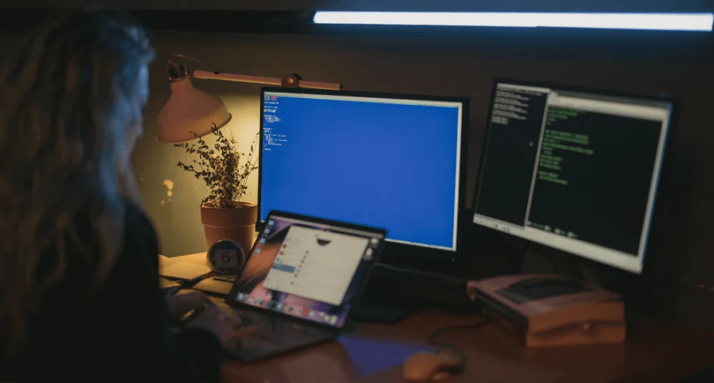 une lampe éclaire un bureau de télétravail
