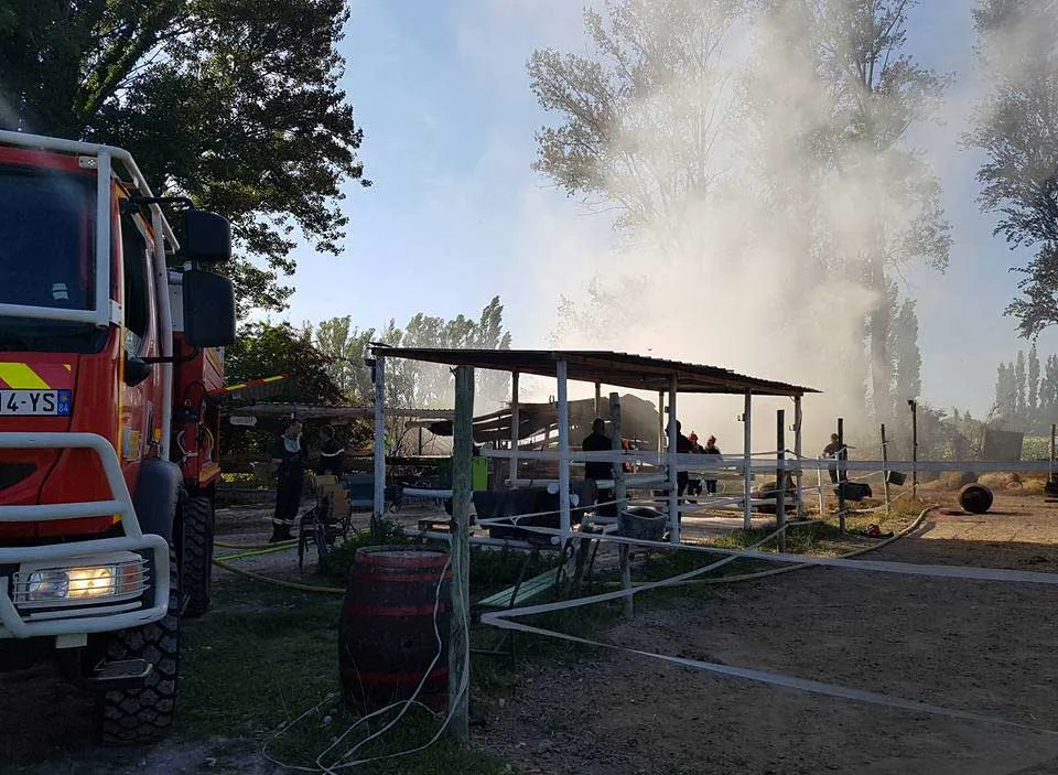  Les pompiers luttent contre le feu depuis plus de 4 heures. Il n'y a plus de flammes, mais le foin continuent de produire énormément de fumée.