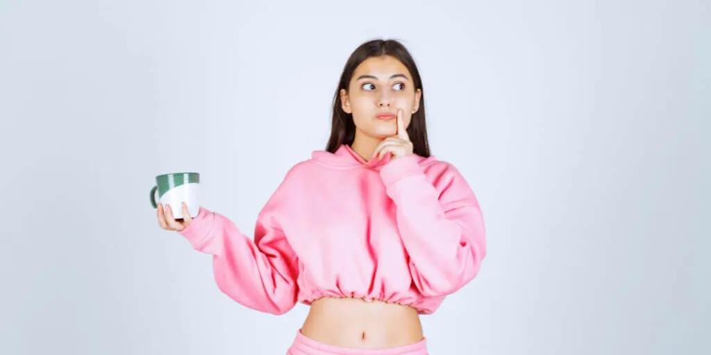 Jeune femme qui s'interroge