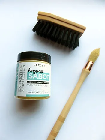 kit pour l'entretien des sabots : onguent pour sabots Elegane, brosse dure pour sabots et pinceau en bois.