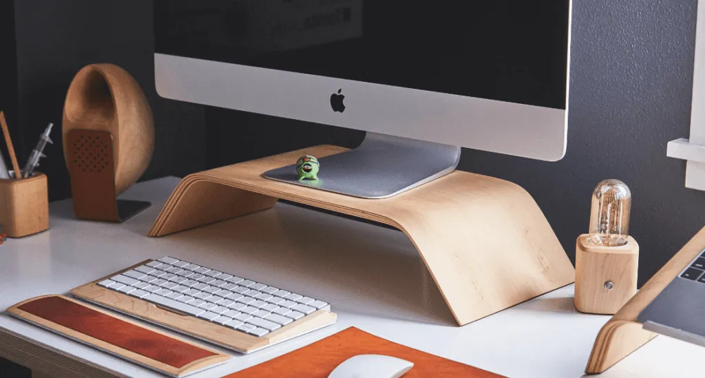 bureau avec rehausseur d'écran d'ordinateur