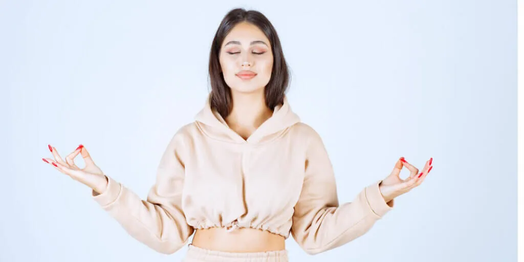 jeune femme zen en pose de méditation