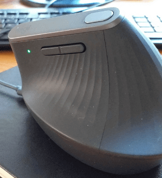 souris ergonomique avec clavier d'ordinateur sur bureau