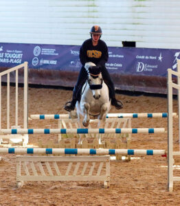 Exercice de saut d'obstacles pour les cavaliers et chevaux : le saut de puce